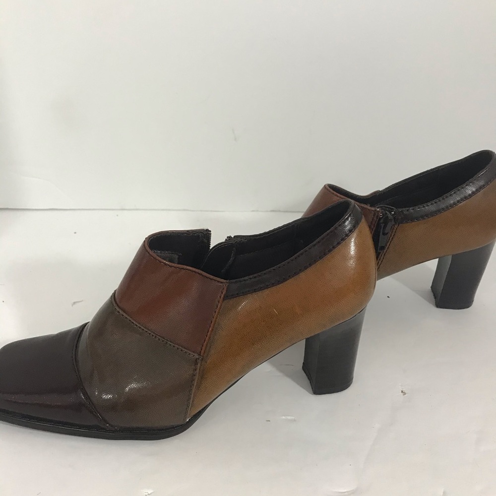 Highlights size 8 side zip bootie